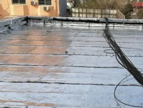 肥乡卫生间漏水维修公司分享下肥乡屋面楼顶防水刚性防水层施工要点。